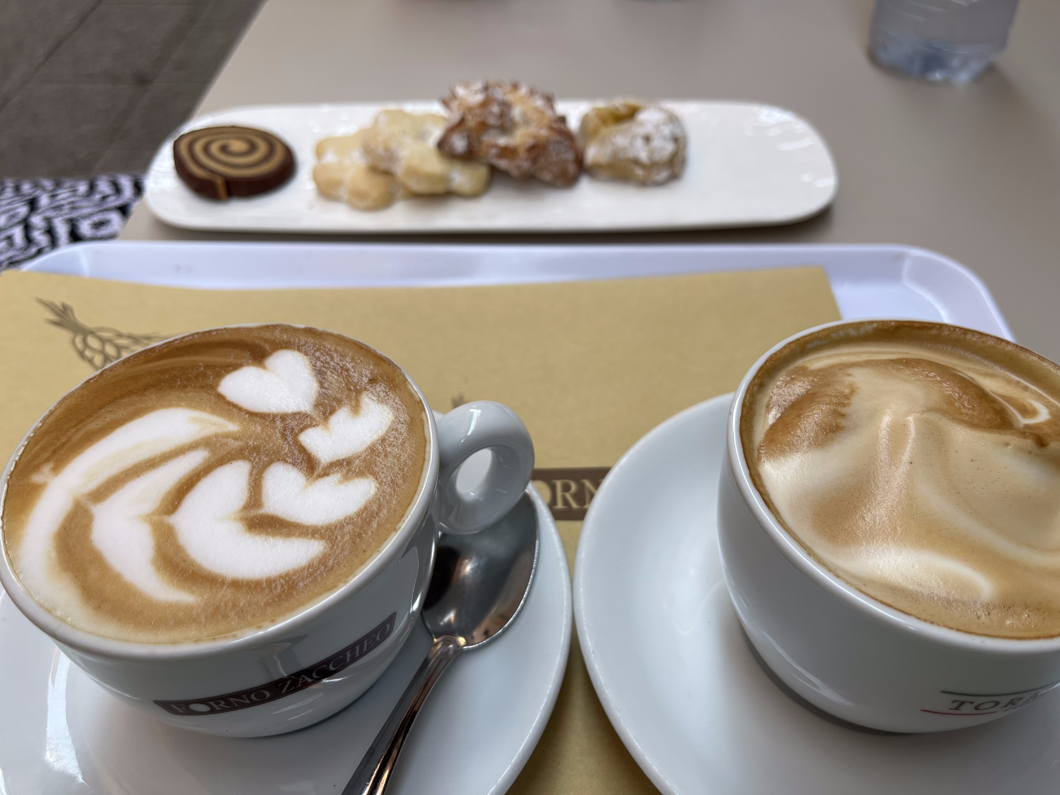 Cappuccino und Gebäck im Torno Zaccheo – Genuss am Lago Maggiore