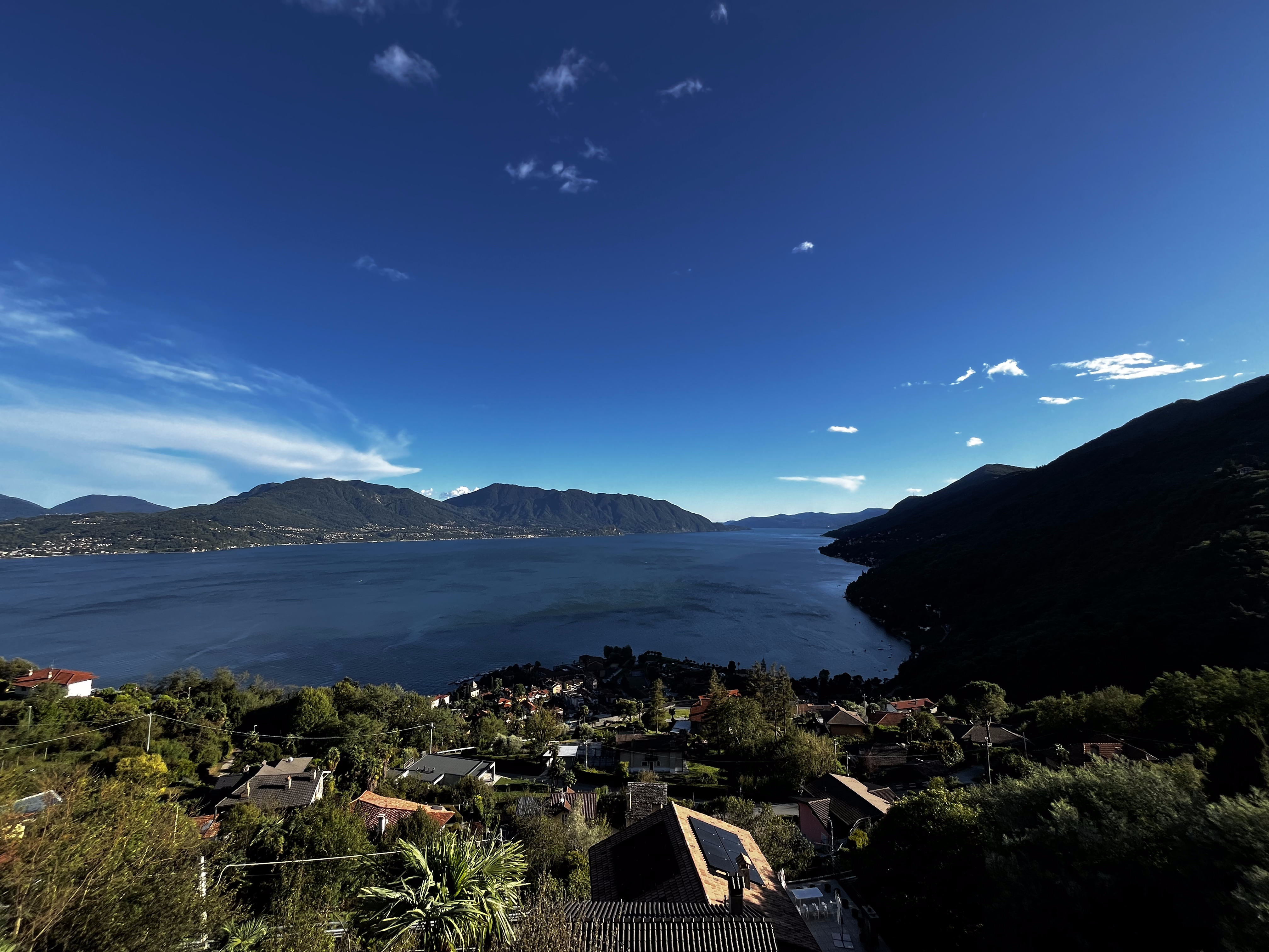 Panoramablick vom Hang über Cannero Riviera auf den Lago Maggiore